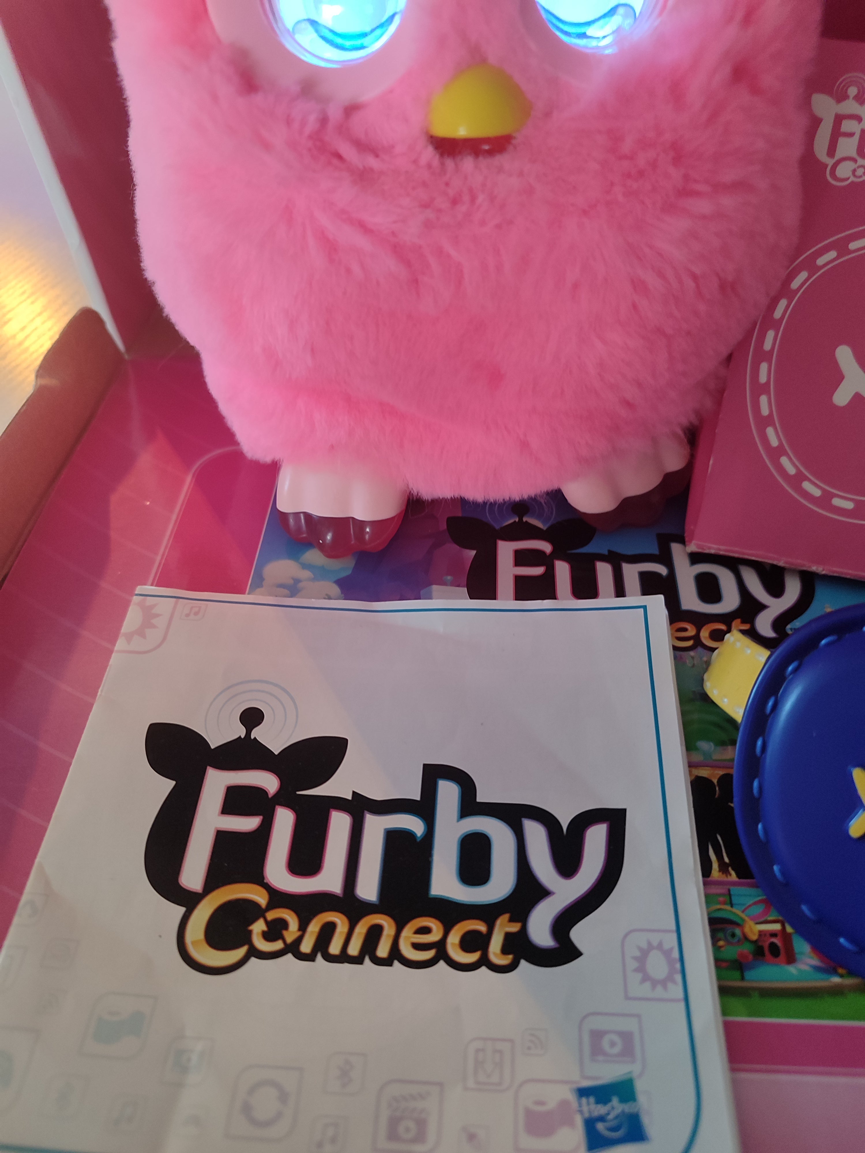 Furby rose en boîte