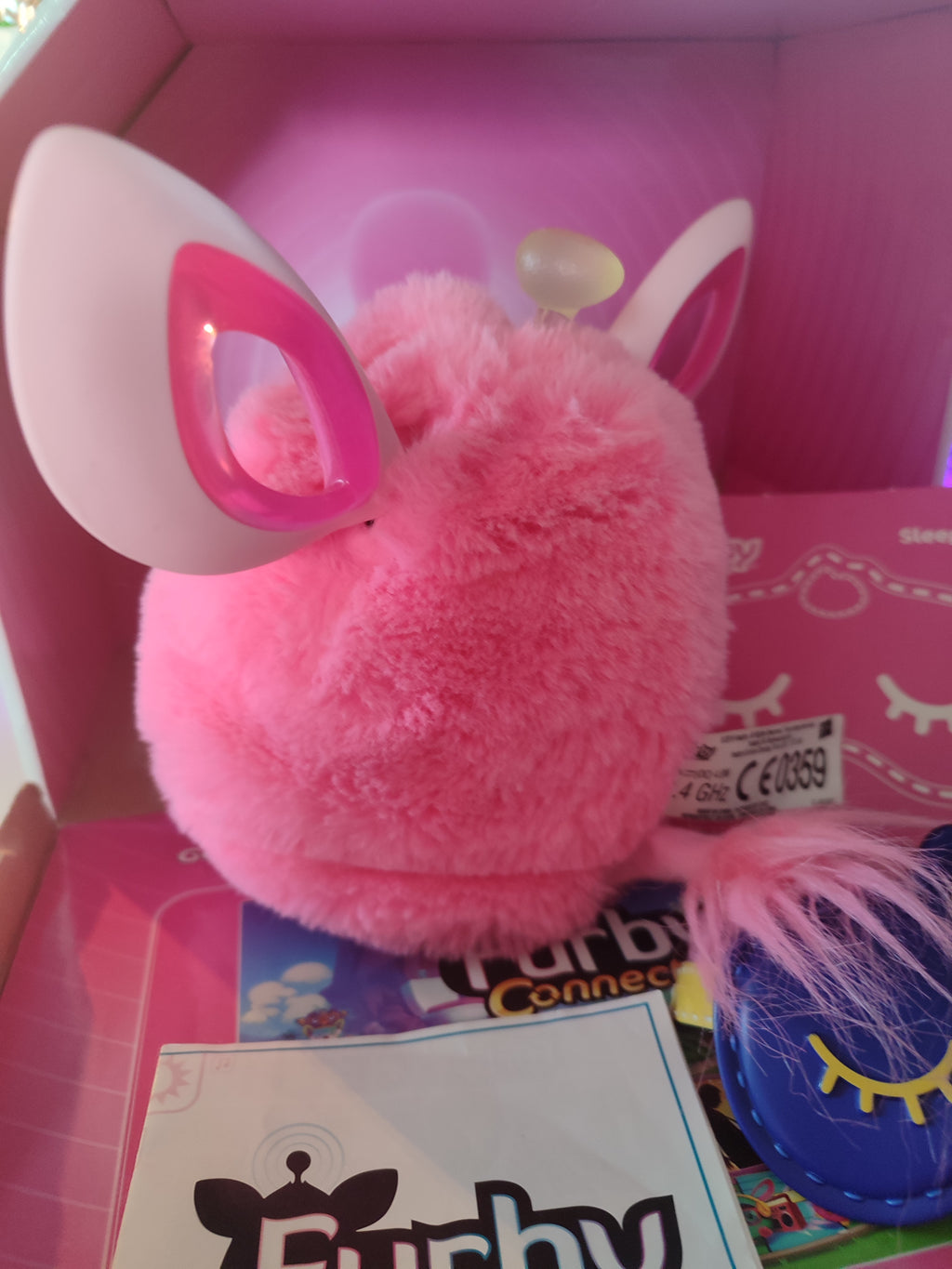 Furby rose en boîte