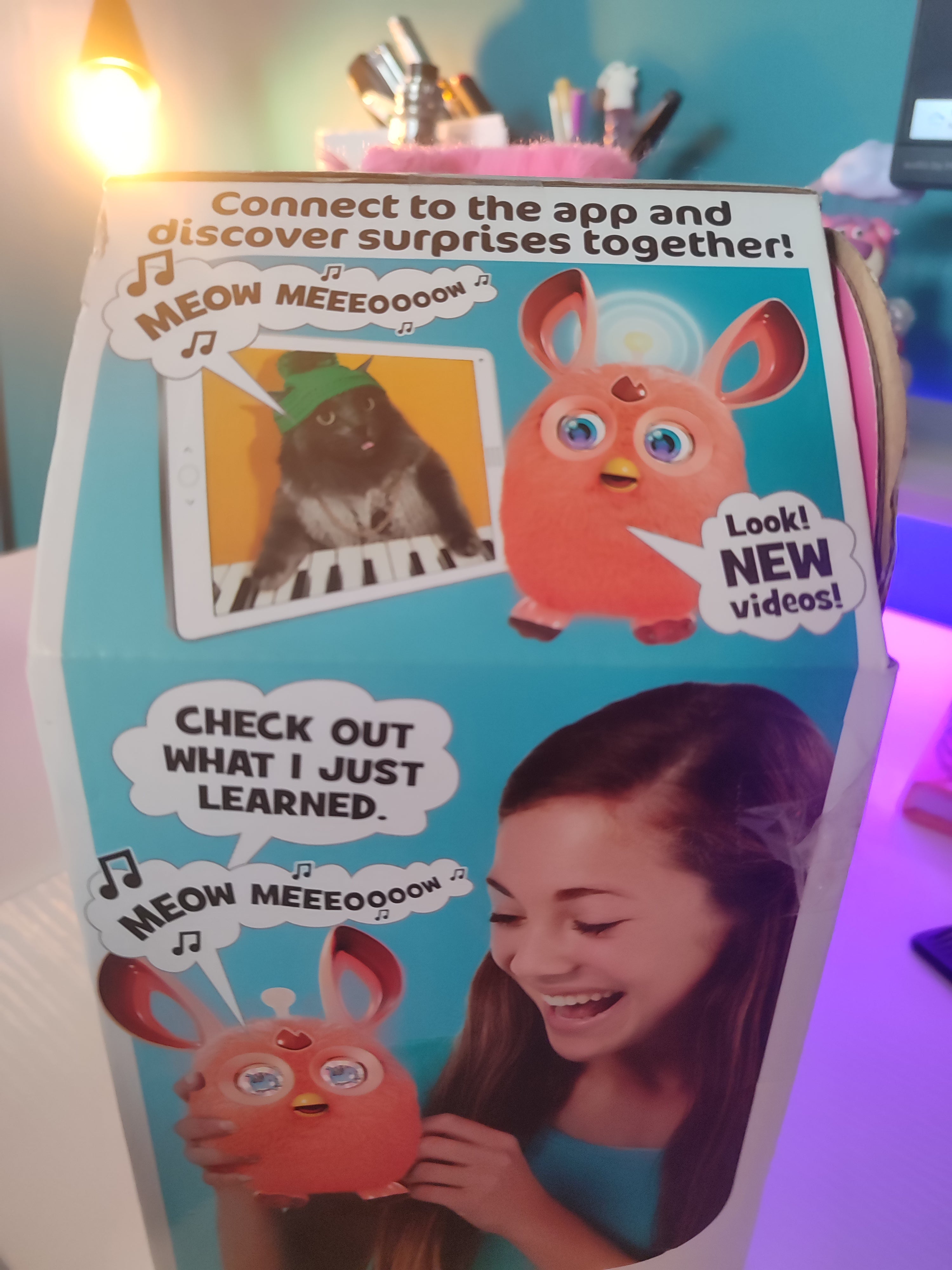 Furby rose en boîte