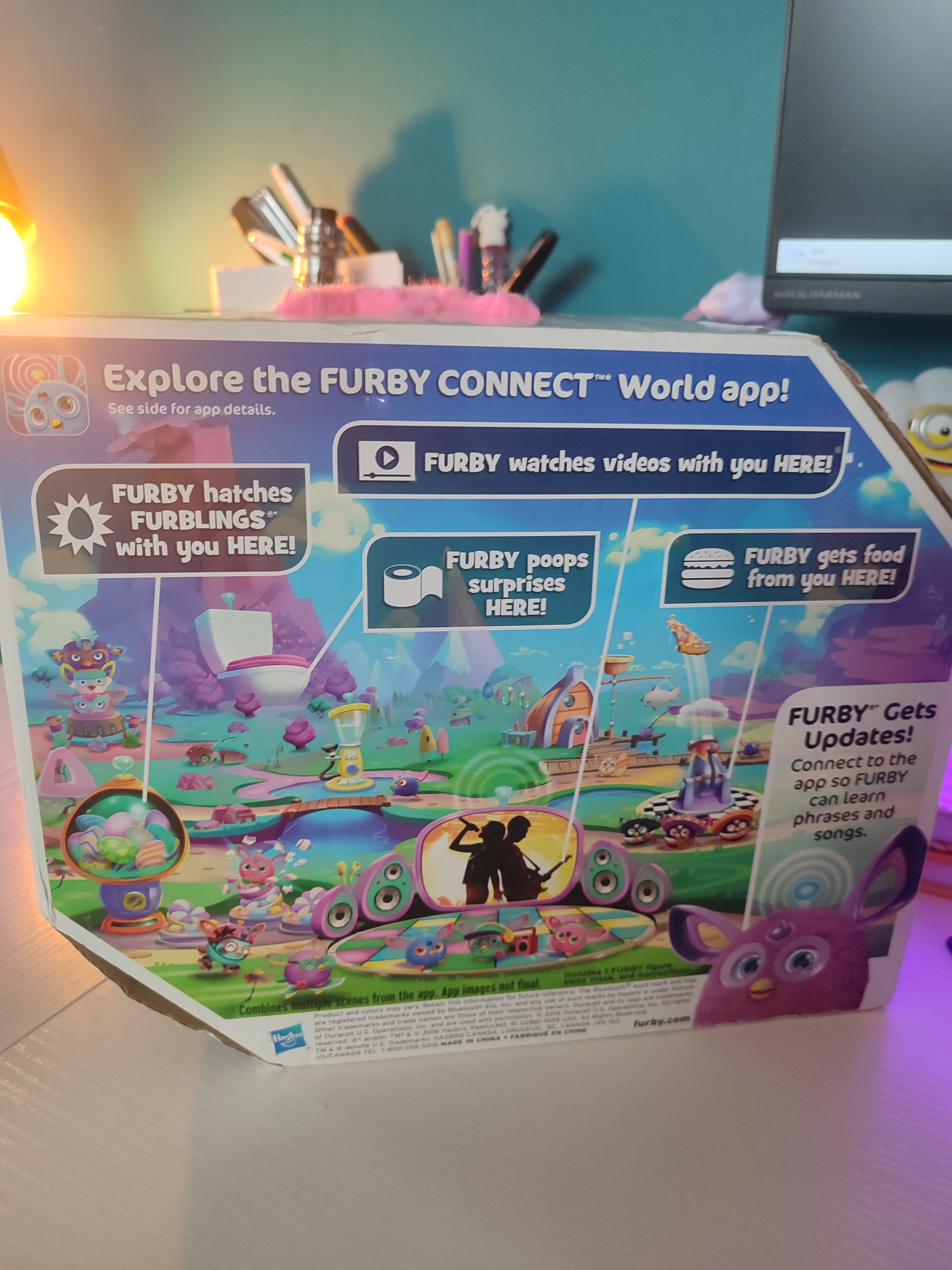 Furby rose en boîte